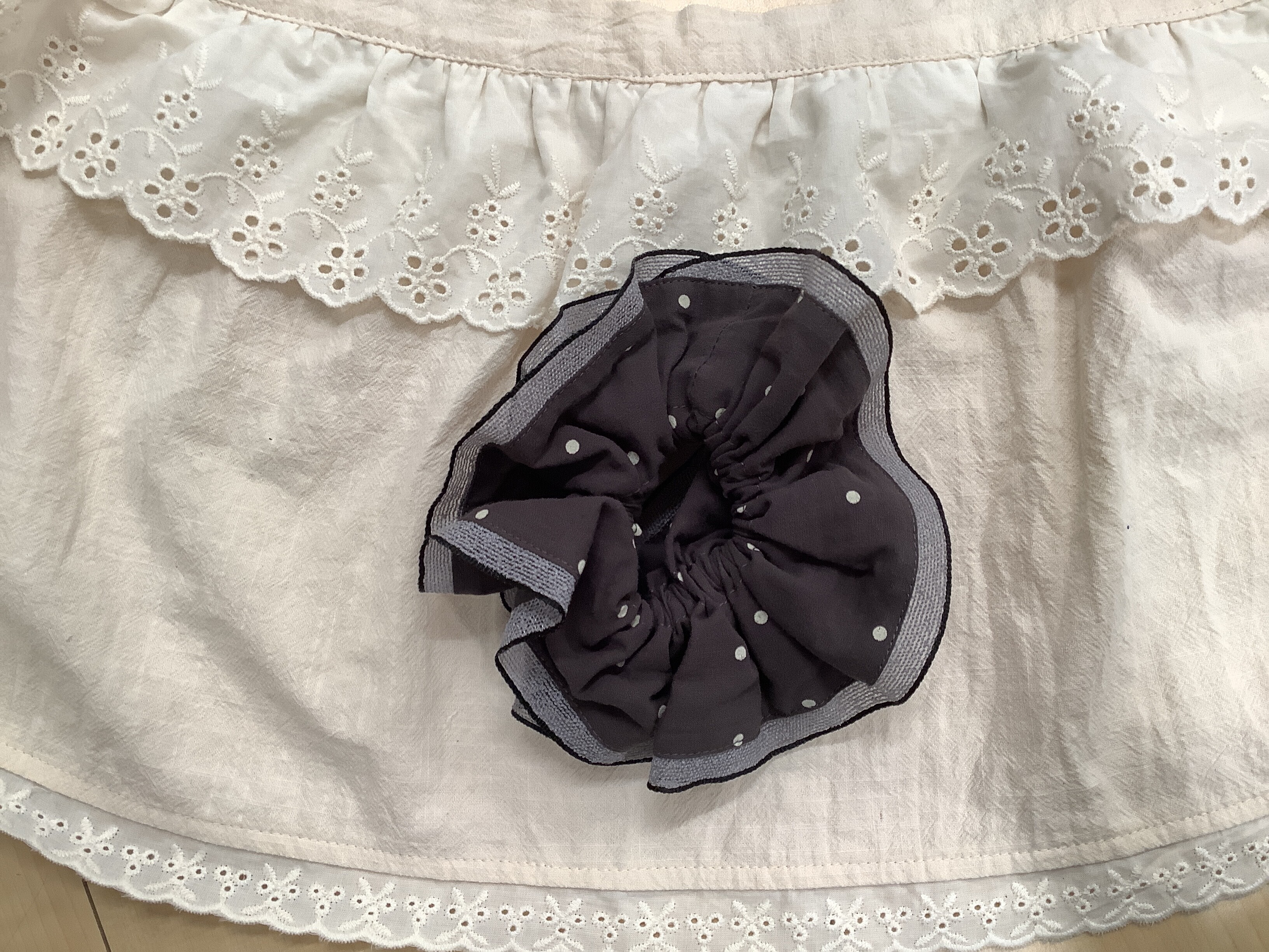 黑邊點點蕾絲髮圈