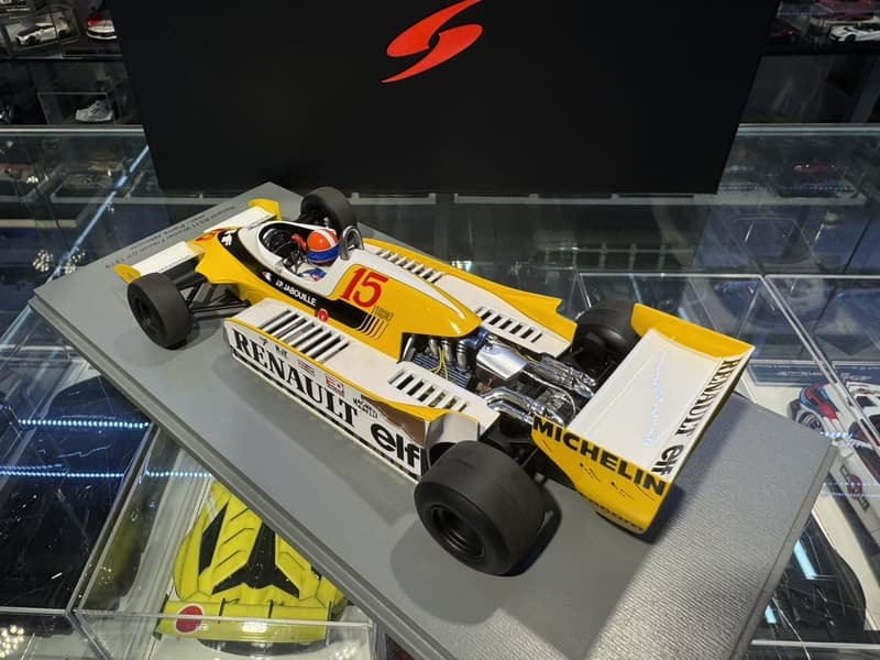 Spark 18S590 Renault RS11 No.15 Winner French GP 1/18
