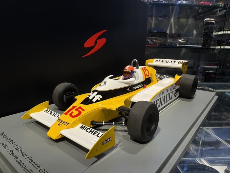 Spark 18S590 Renault RS11 No.15 Winner French GP 1/18