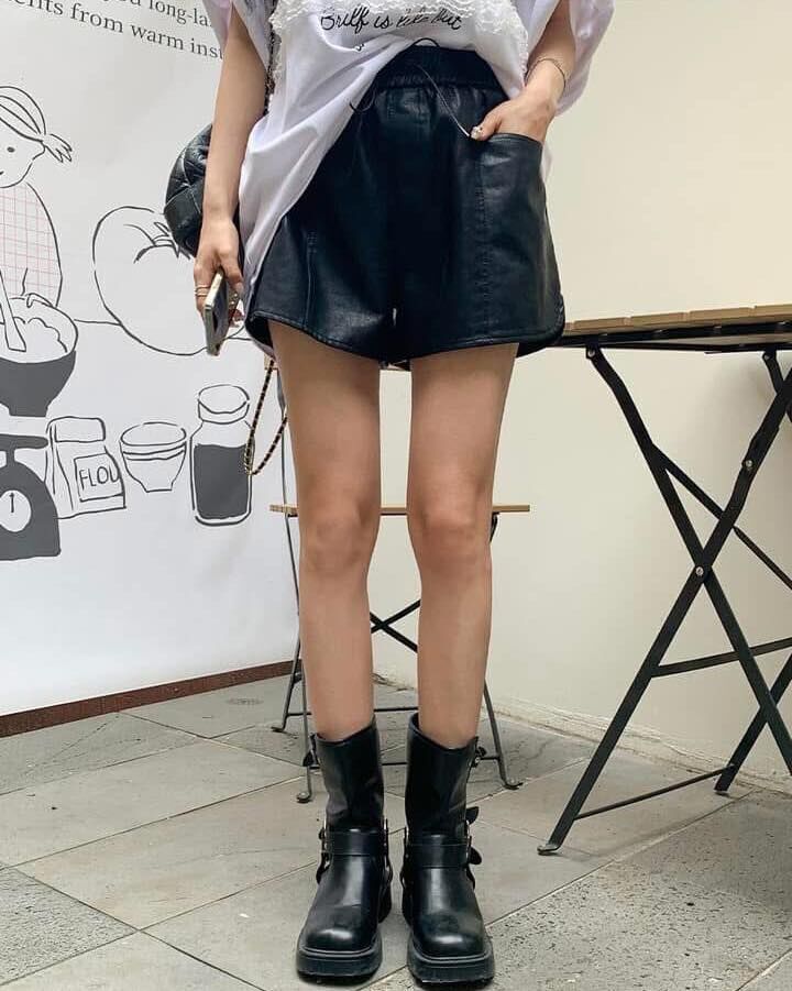 【顯瘦長腿必備的側倒V皮短褲】（現貨）