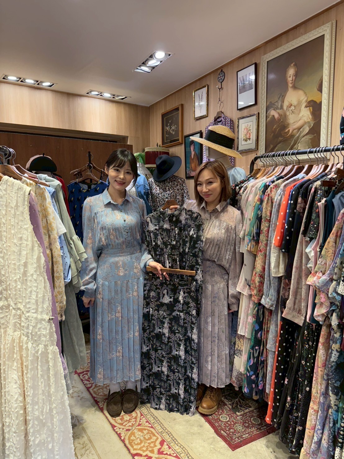 KM5024 設計感花花壓褶Polo領排扣上衣