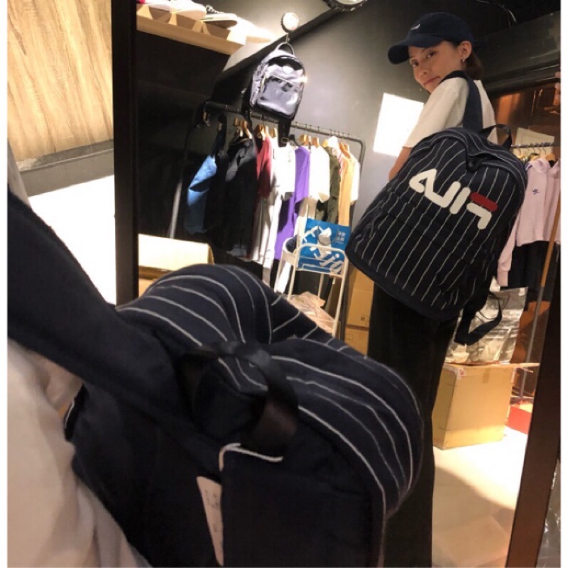 【現貨出清】FILA 復古條紋背包 大LOGO 中型休閒 後背包 白色/深藍色 男女款 BPR1101W