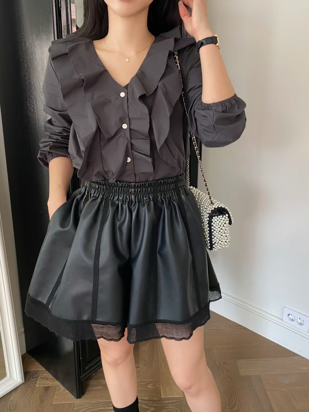 蕾絲滾邊PU短褲