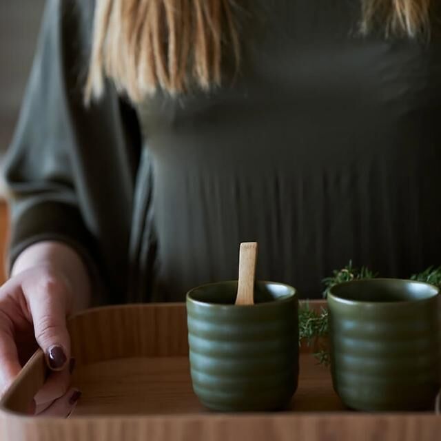 炻器堅硬的材質,會產生張力和吸引力。接近大自然的米色以及綠色。不論是茶杯還是小碗都非常實用。