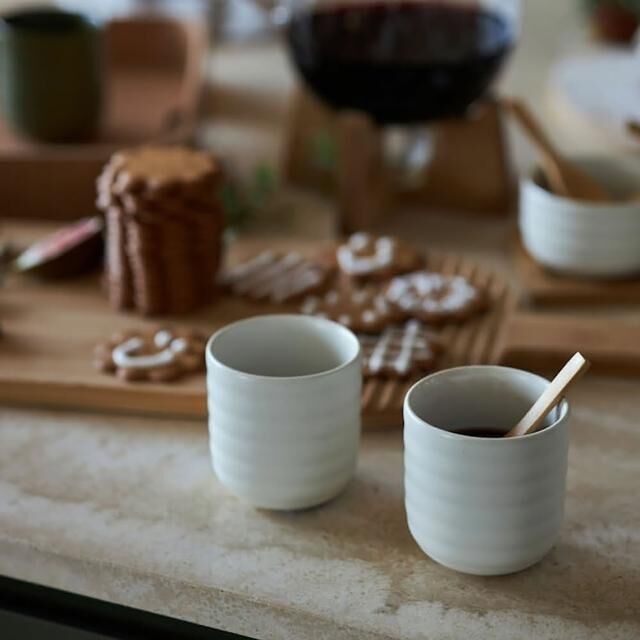 Ellen 馬克杯,褶邊代表 Sagaform 的特色條紋,接近大自然的米色以及綠色,優雅又獨具品味