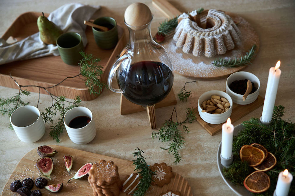 Sagaform-Ellen系列,馬克杯及小碗湯匙組,飄逸褶邊,柔軟形式設計。為熱紅酒和配料而設計