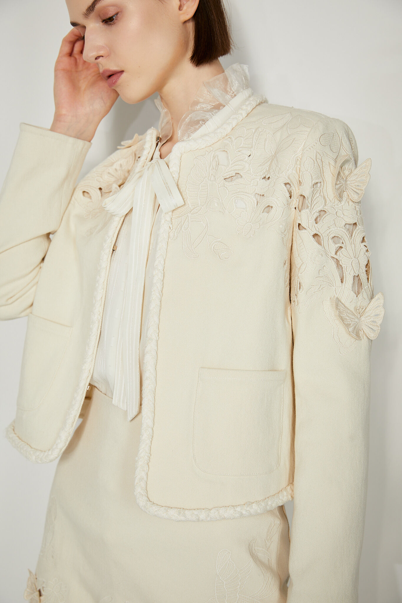 BC15003D1 鏤空重工蝴蝶大孔洞刺繡牛仔香外套