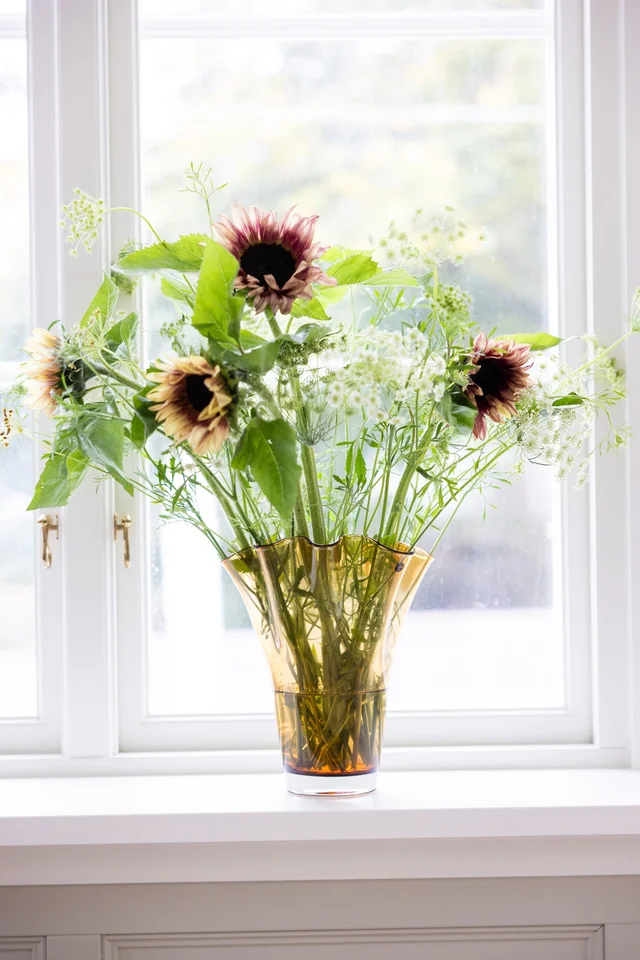 Sagaform-Viva 花瓶,琥珀色L號,插上向日葵,光采明亮。