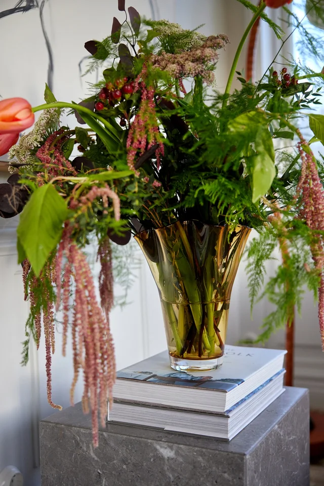 Sagaform-Viva 花瓶,琥珀色L號,北歐家中常見的自然元素花瓶搭配鮮花及綠色植物