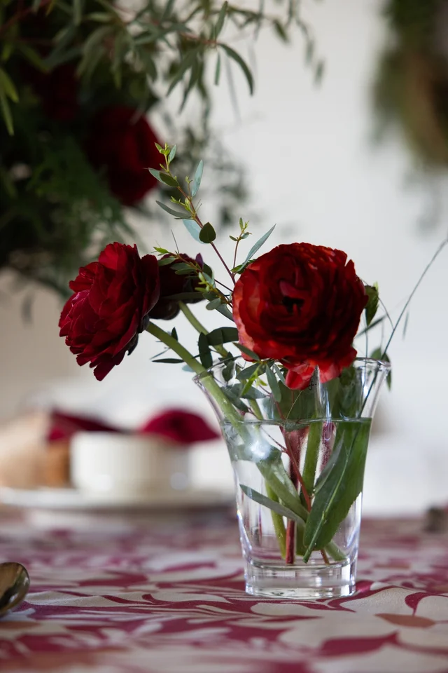 Sagaform-Viva 花瓶,透明色S號,插上紅色玫瑰,表達熱切的愛意。