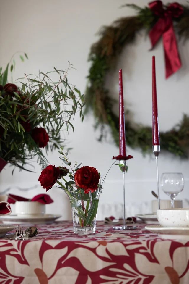 Sagaform-Viva 花瓶,透明色S號,插上紅色玫瑰,增加用餐氣氛。