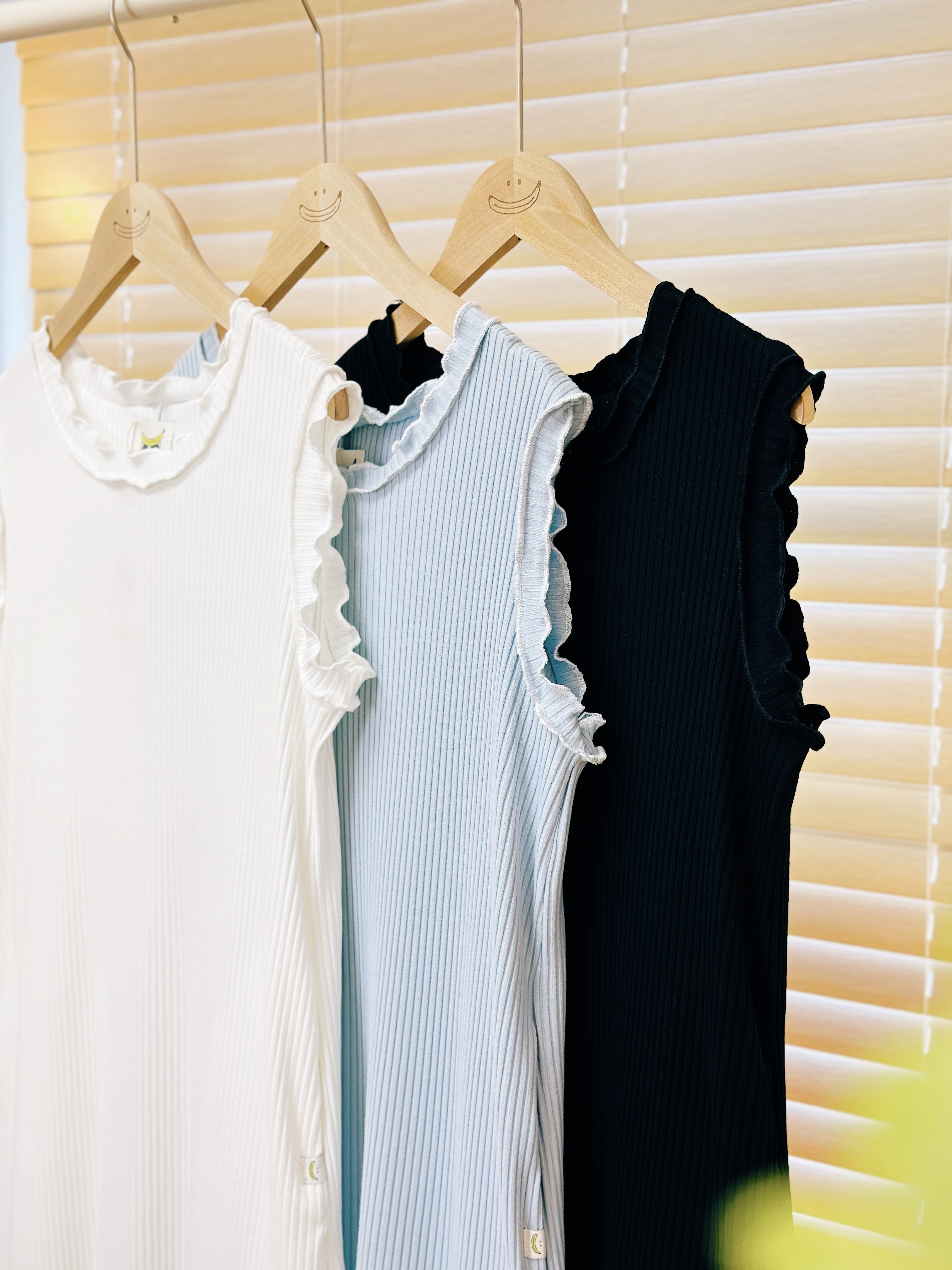 三色 / 雙層滾邊直坑紋背心長裙 / Ruffle Collar Ribbed Sleeveless Maxi Dress