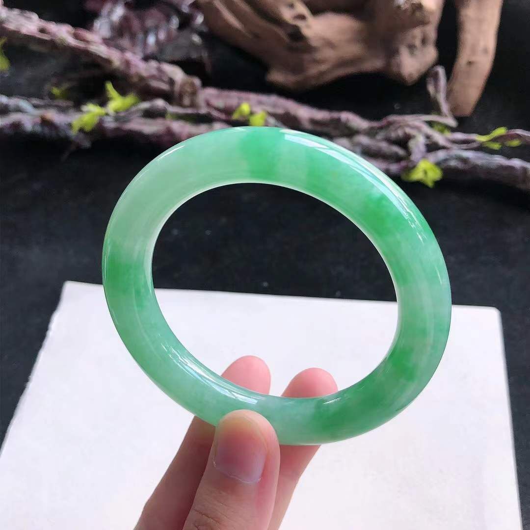 9122636 56.8mm冰糯種蘋果綠圓條翡翠手鐲 (56-58)