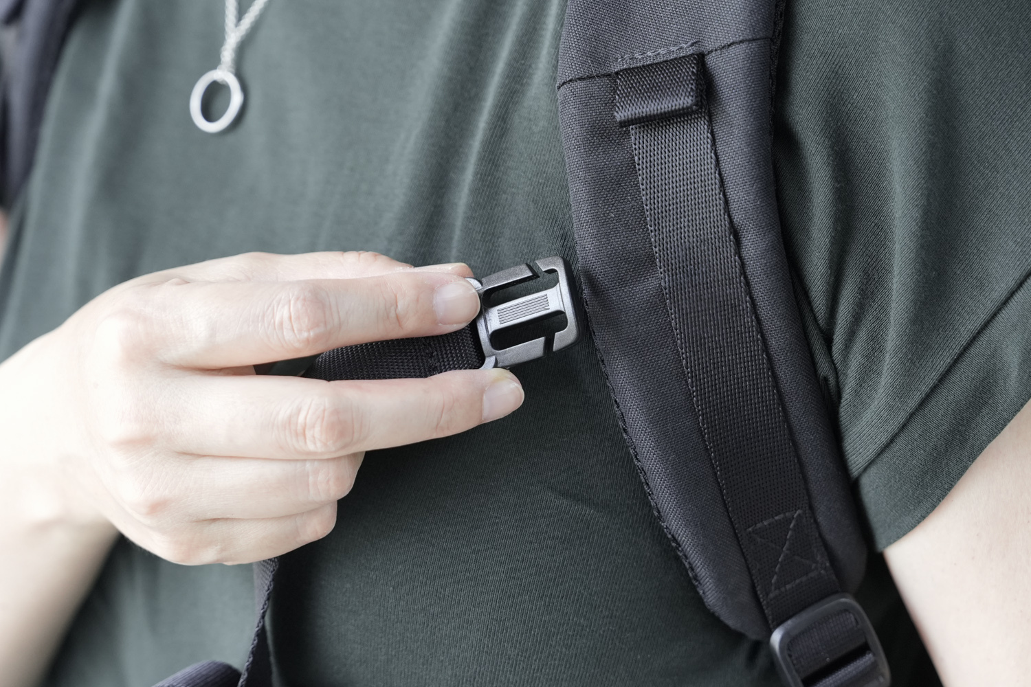 胸扣為可拆式設計，可依穿搭風格選擇拆裝胸扣。