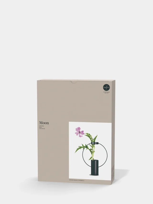 Sagaform-moon 花器，素雅的包裝襯托出產品的特點。