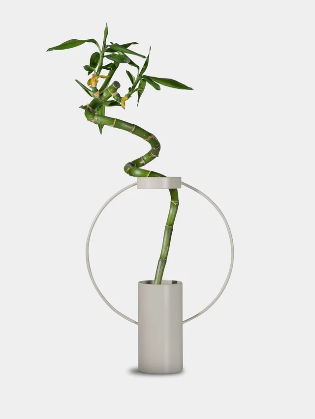 Sagaform-moon 花器，易於擺放任何位置，花朵放入時，會產生一種扭曲，感覺到花朵漂浮的錯覺