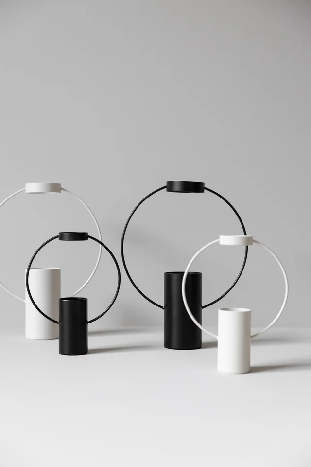 Sagaform-moon 花器，黑色L號、S號，米色L號、S號。
