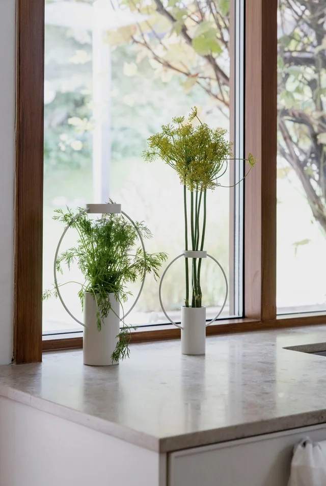 Sagaform-moon 花器，米色L號、S號。搭配綠色枝條，創造室內綠意及悠閒質感。