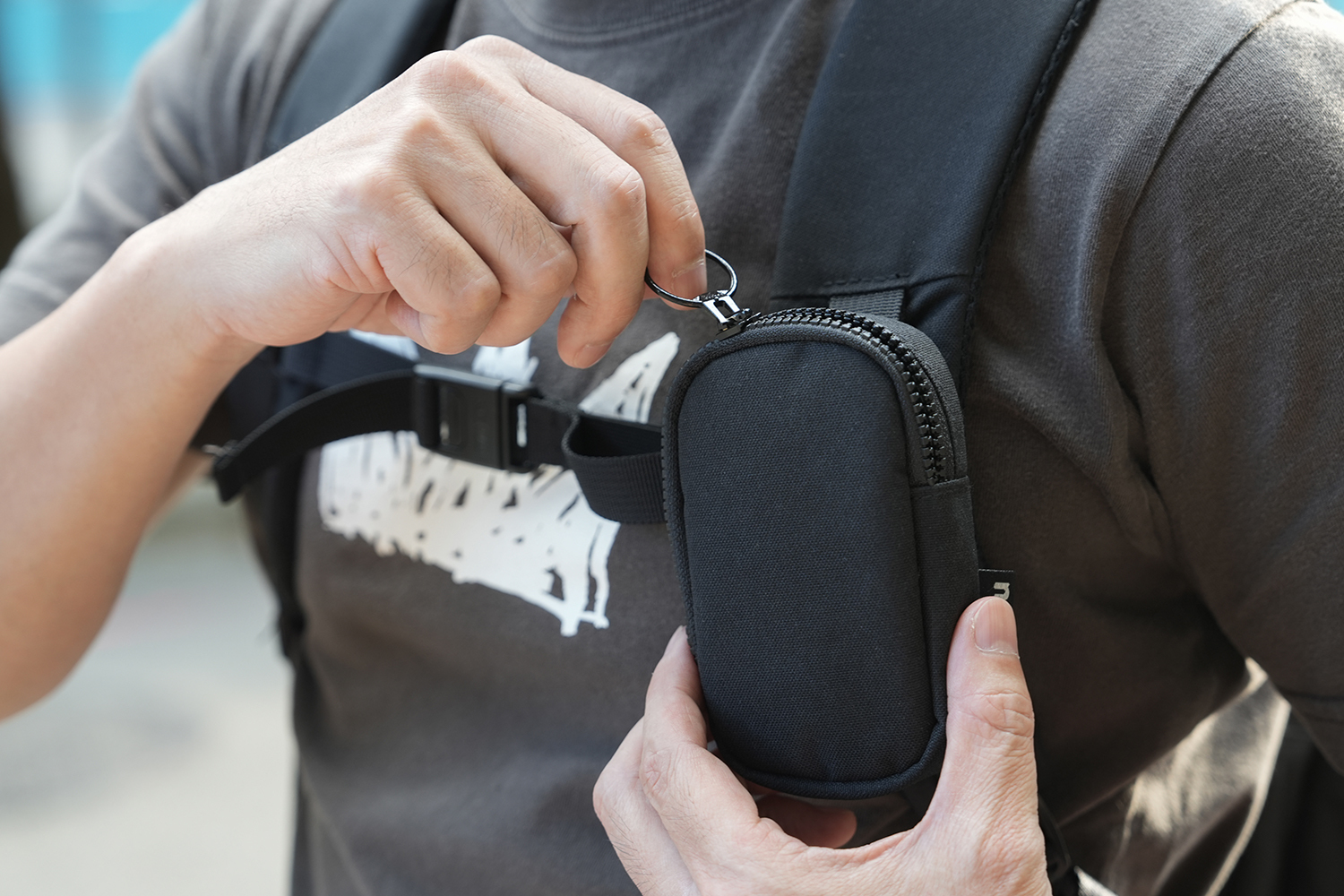 肩帶掛帶設計，可依需求添加小掛包配件