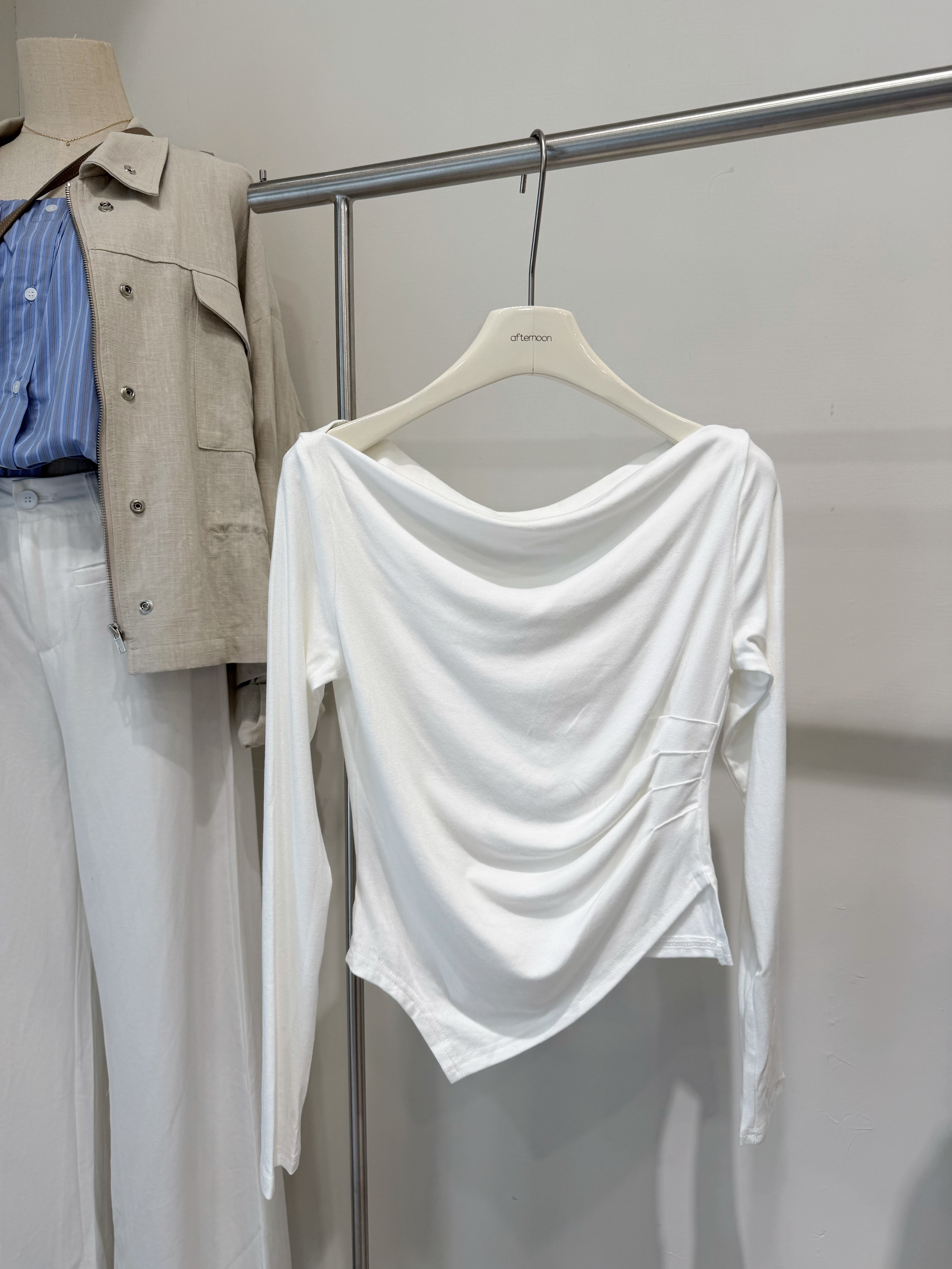 900 棉質側腰抓皺一字領上衣