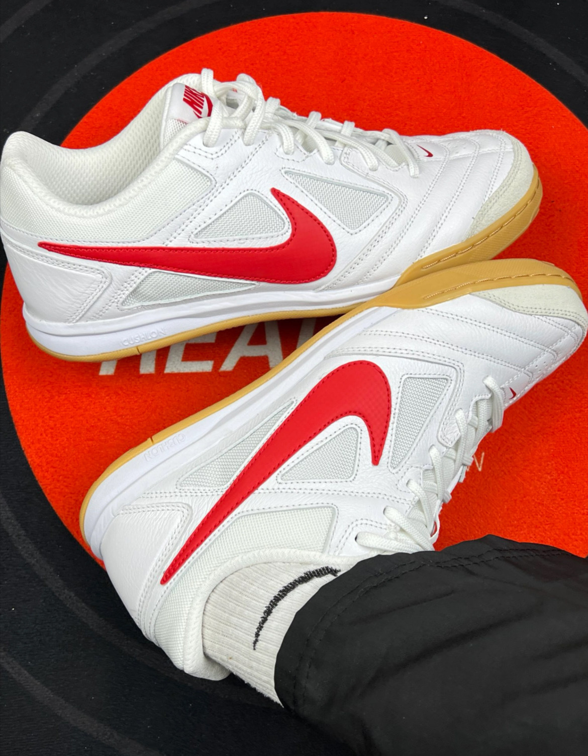 男鞋 NIKE GATO 白紅 皮革 麂皮 膠底 足球鞋 休閒鞋 運動鞋【HQ6019-102】