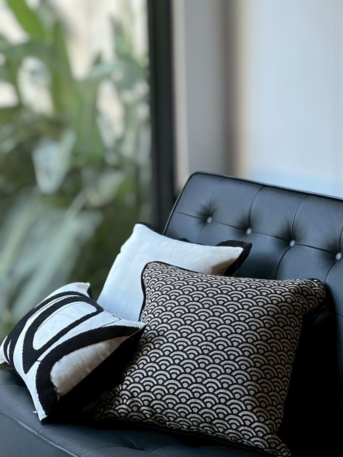 和風波紋黑抱枕