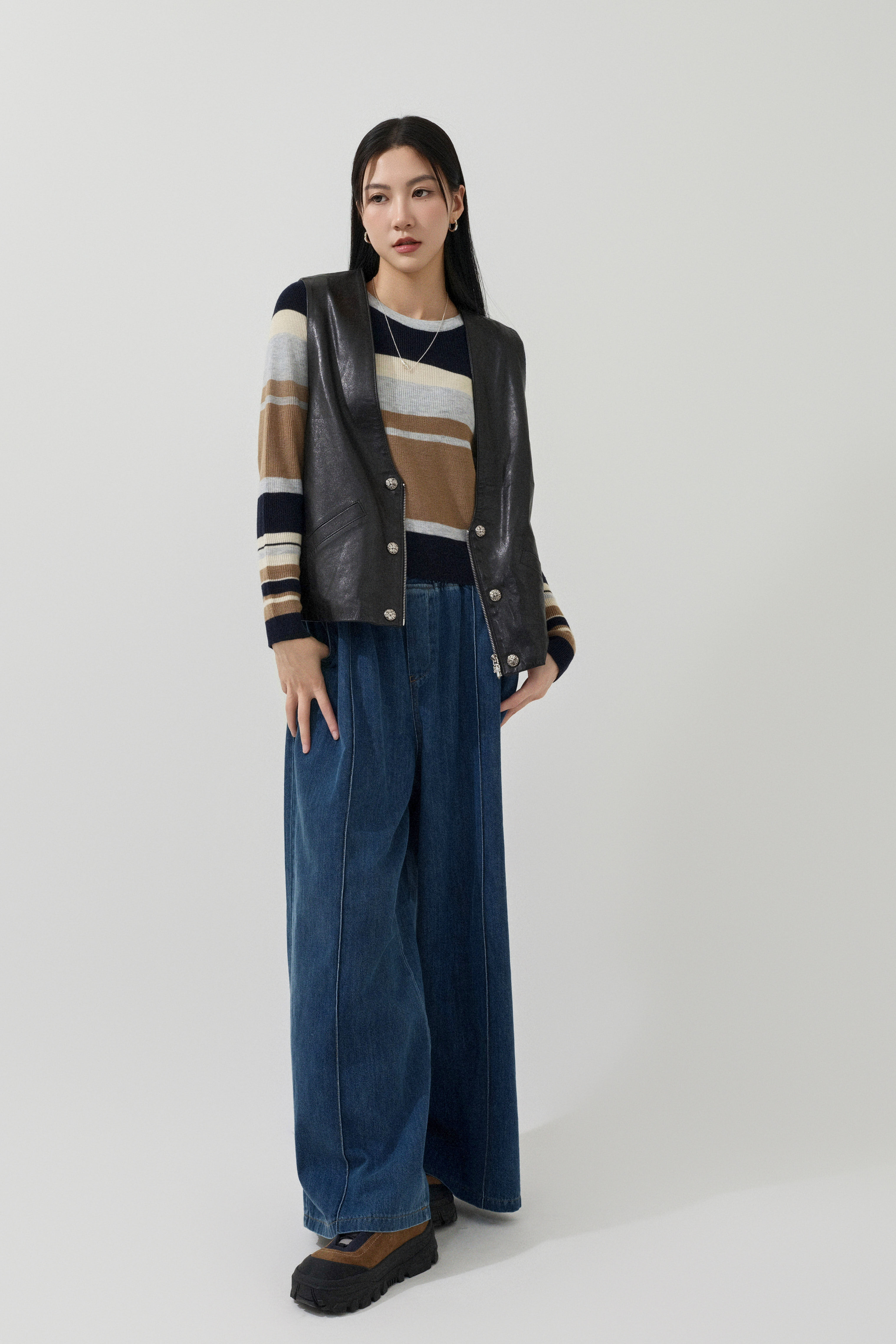 FW25_0040（真皮外套＋上衣＋牛仔褲）