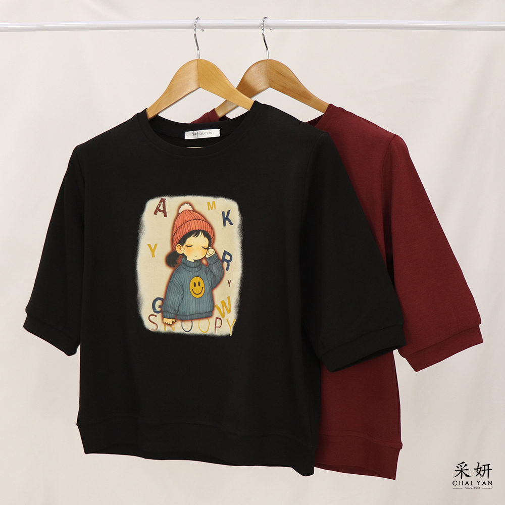 毛帽女孩字母印花圓領五分袖上衣