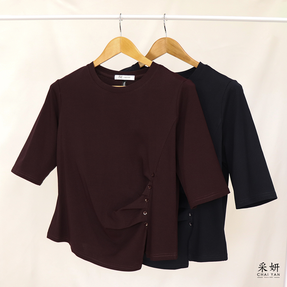 素色裝飾鈕扣抓皺圓領五分袖上衣