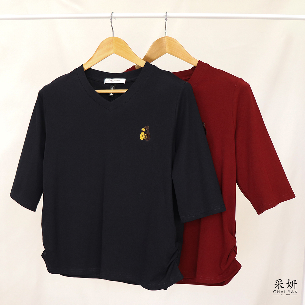 胸口貓咪刺繡V領五分袖上衣