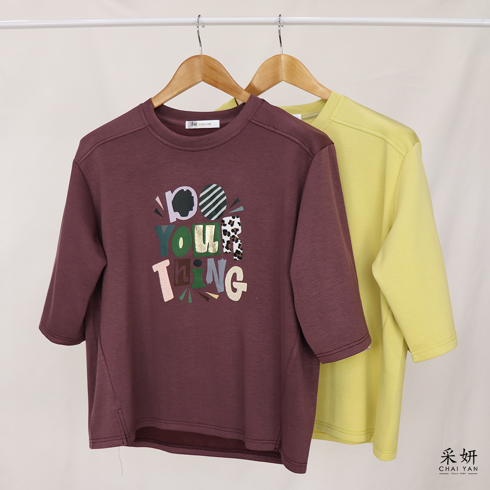 字母異材質燙印滑棉圓領五分袖上衣