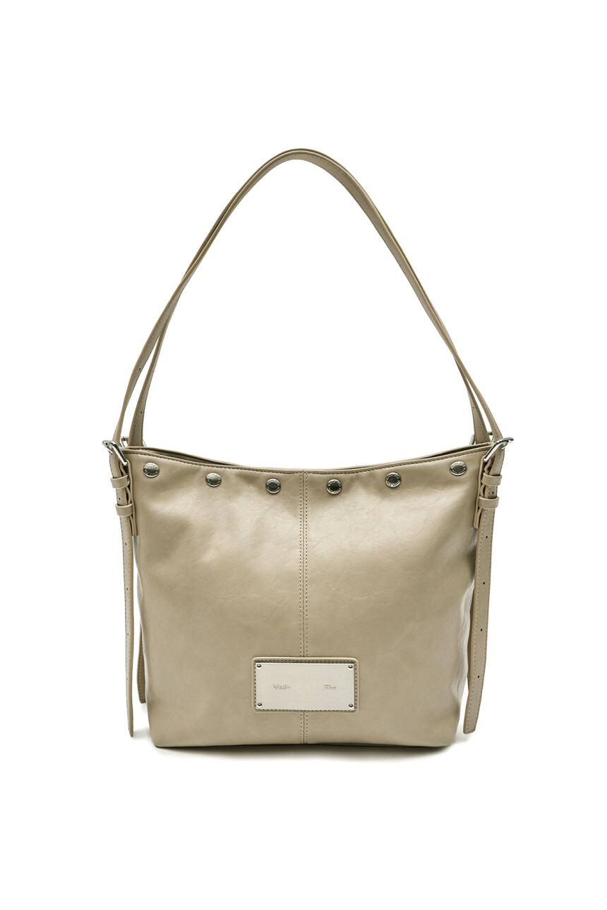 經典鐵牌鉚釘皮革肩背包 米色