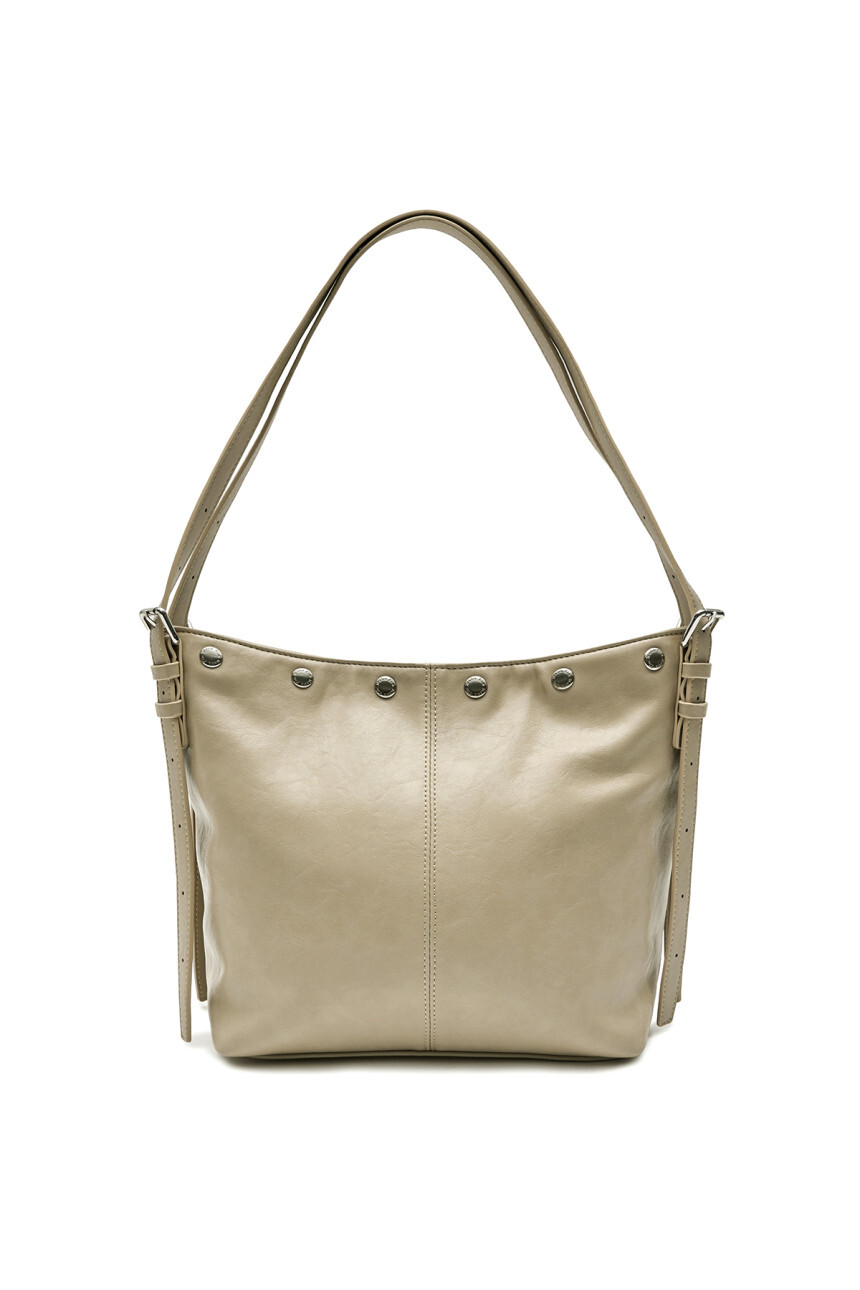 經典鐵牌鉚釘皮革肩背包 米色