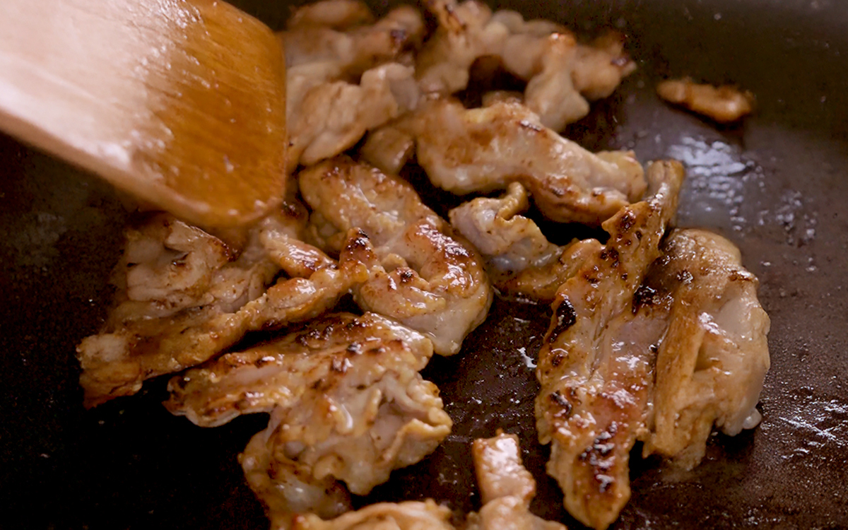 鍋裡下香油煎燒肉片（用香油煎比較香）