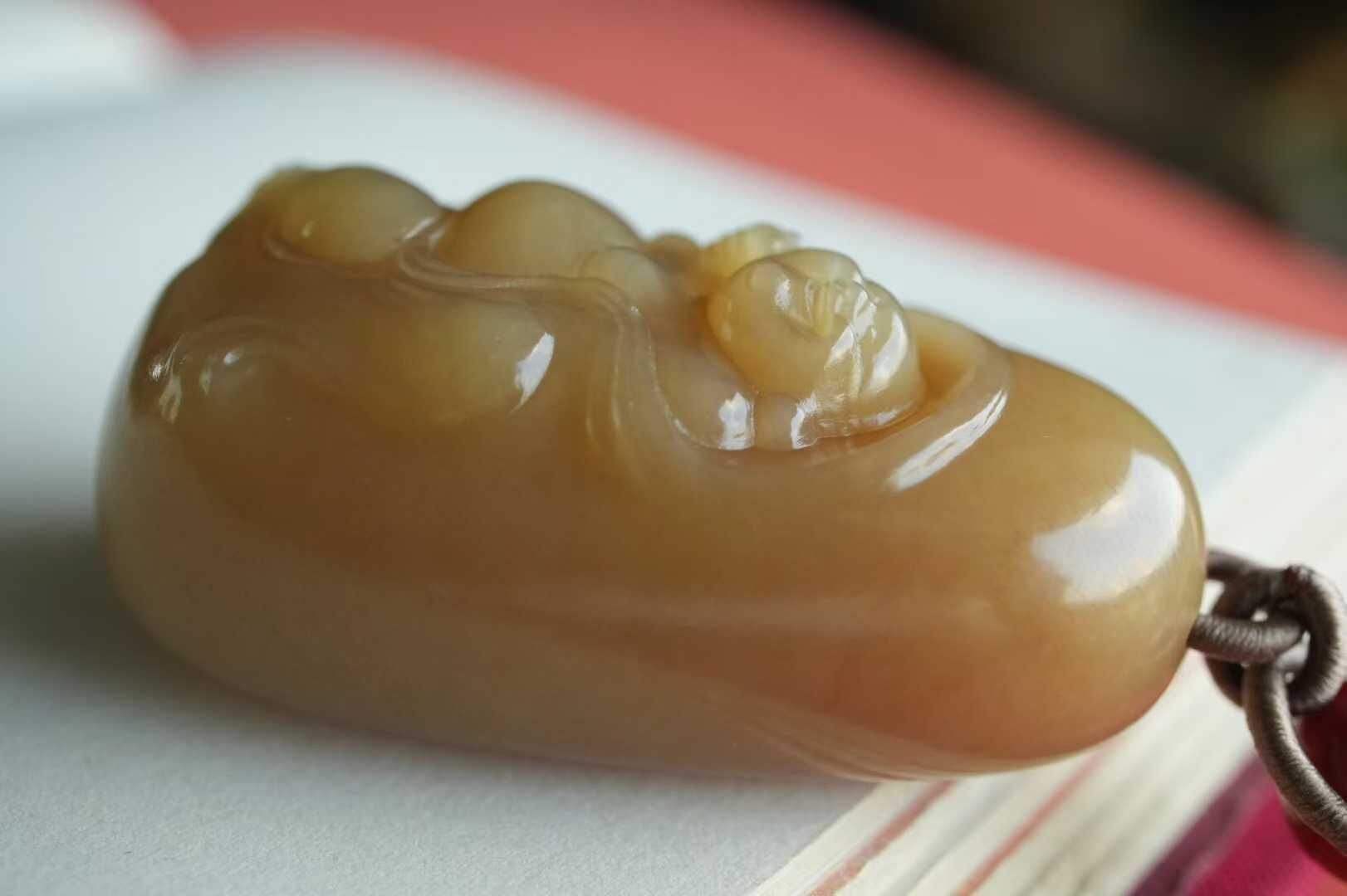 912430 和田玉且末純糖料“笑口常開”彌勒佛掛件