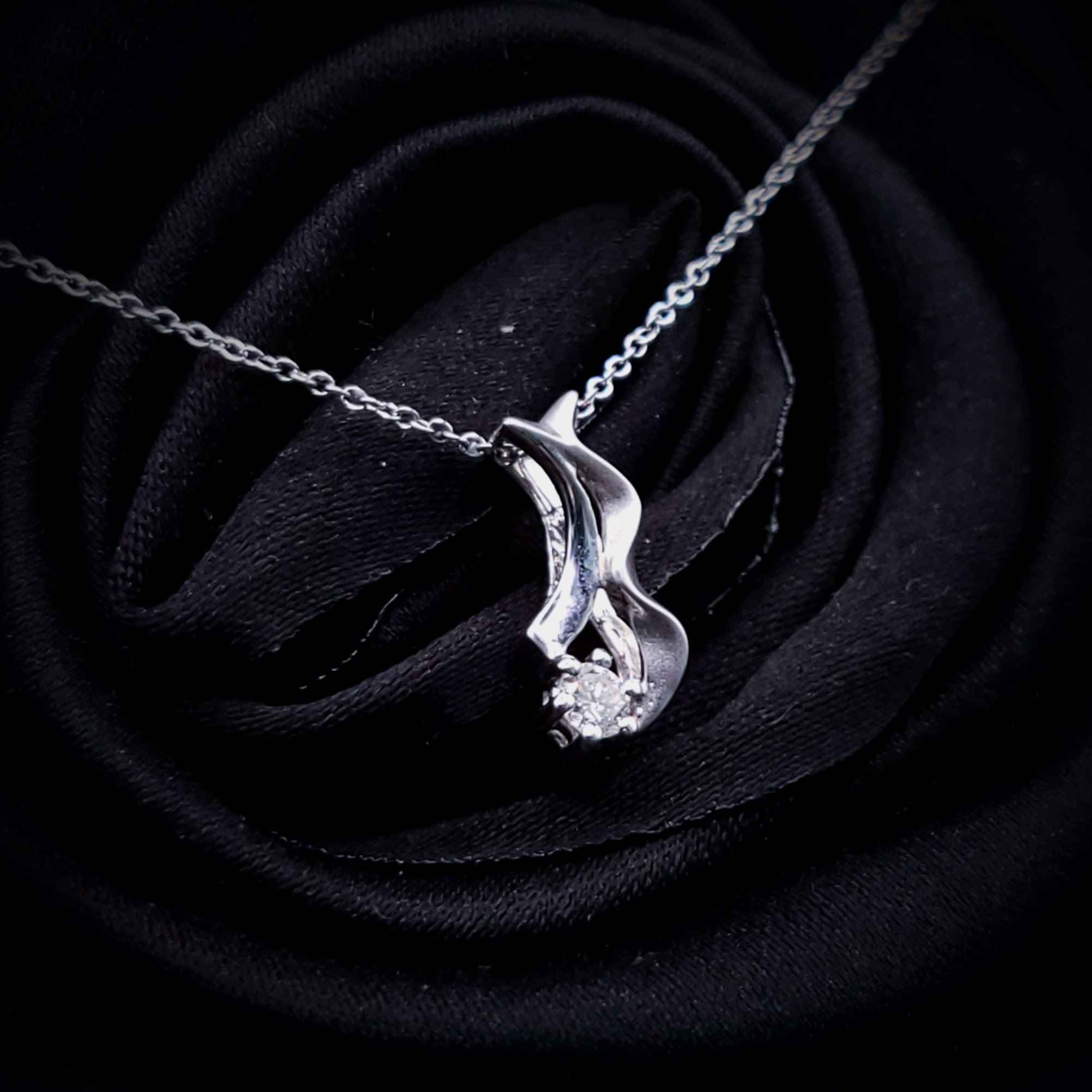 18K White Gold 0.10ct Diamond Pendant