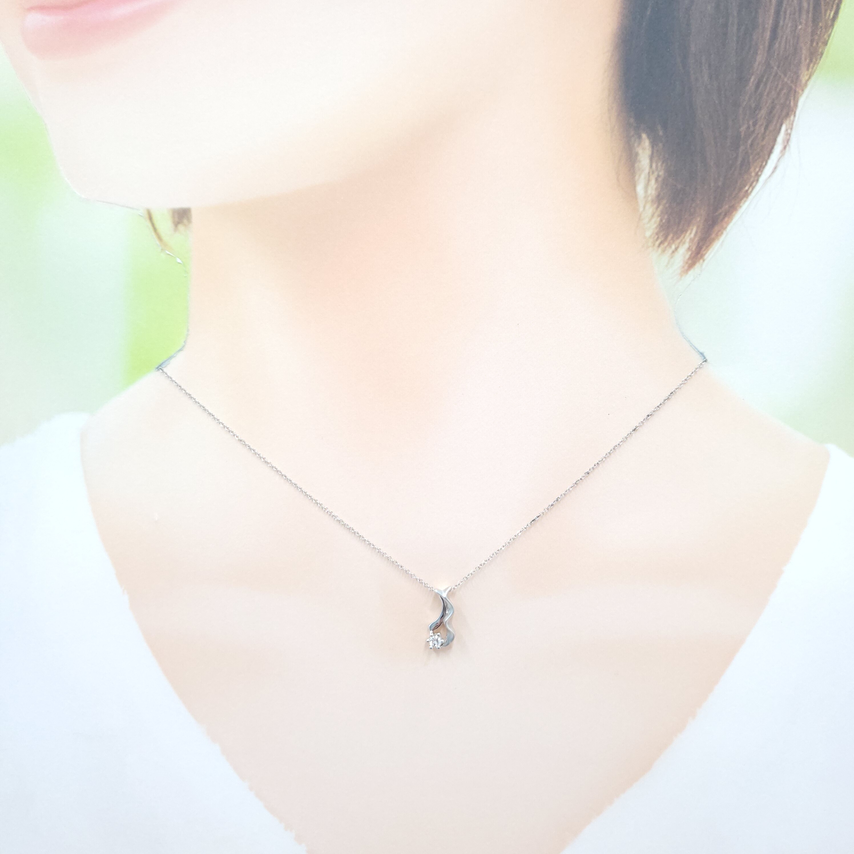 18K White Gold 0.10ct Diamond Pendant