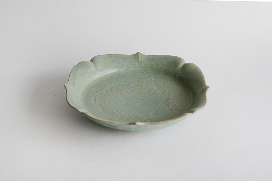 生形由香 - 淡青釉陽刻紋稜花皿