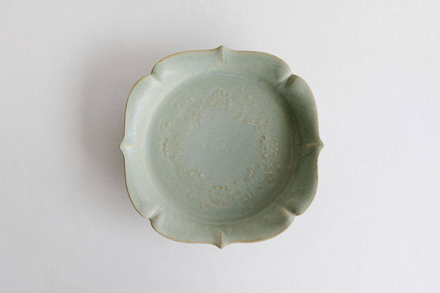生形由香 - 淡青釉陽刻紋稜花皿