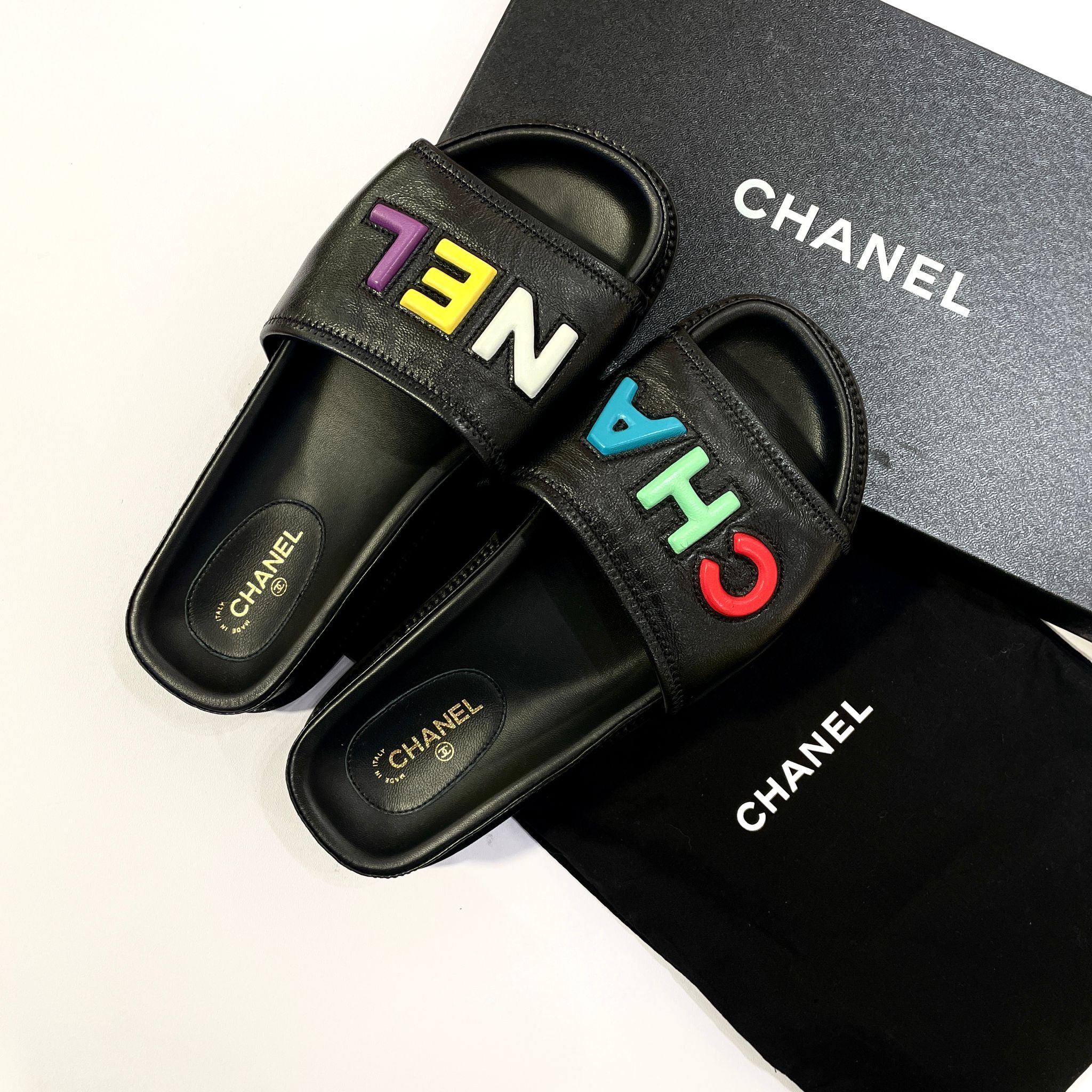 全新CHANEL拖鞋36.5碼 黑色牛皮彩色英文字拖鞋 CHANEL SLIDE SANDALS Black with Multicolour Logo #BRAND NEW #香榭站正品