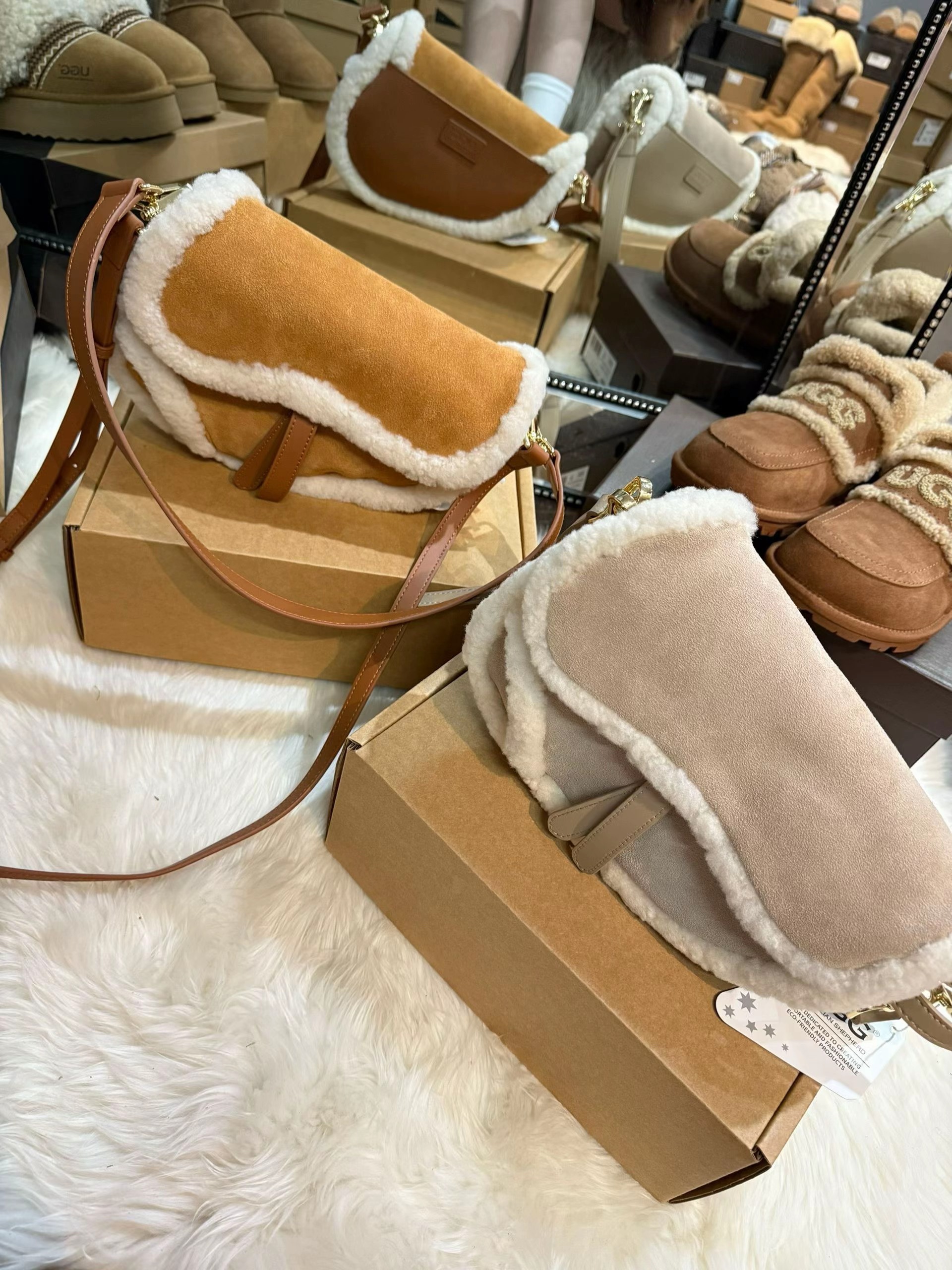 [2025 新款] UGG saddle bag 羊羔毛馬鞍包