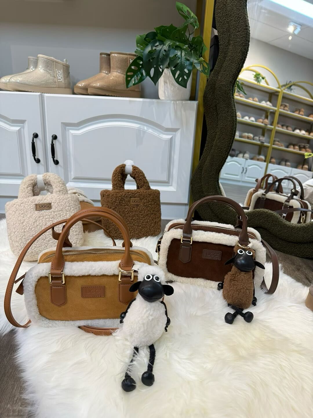 [2025 新款] UGG miu里miu氣的保齡球包