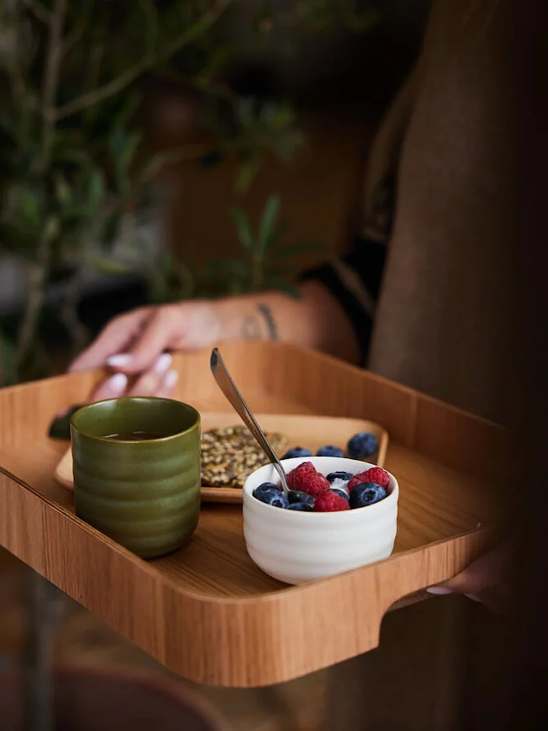 Sagaform-Hanna 橡木托盤,邊緣為弧形設計,一體成型,二側握柄能穩定的拿取。