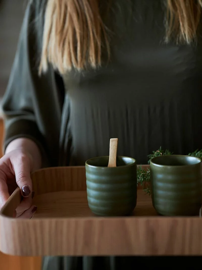 Sagaform-Hanna 橡木托盤,搭配熱紅酒馬克杯,增加冬天暖意