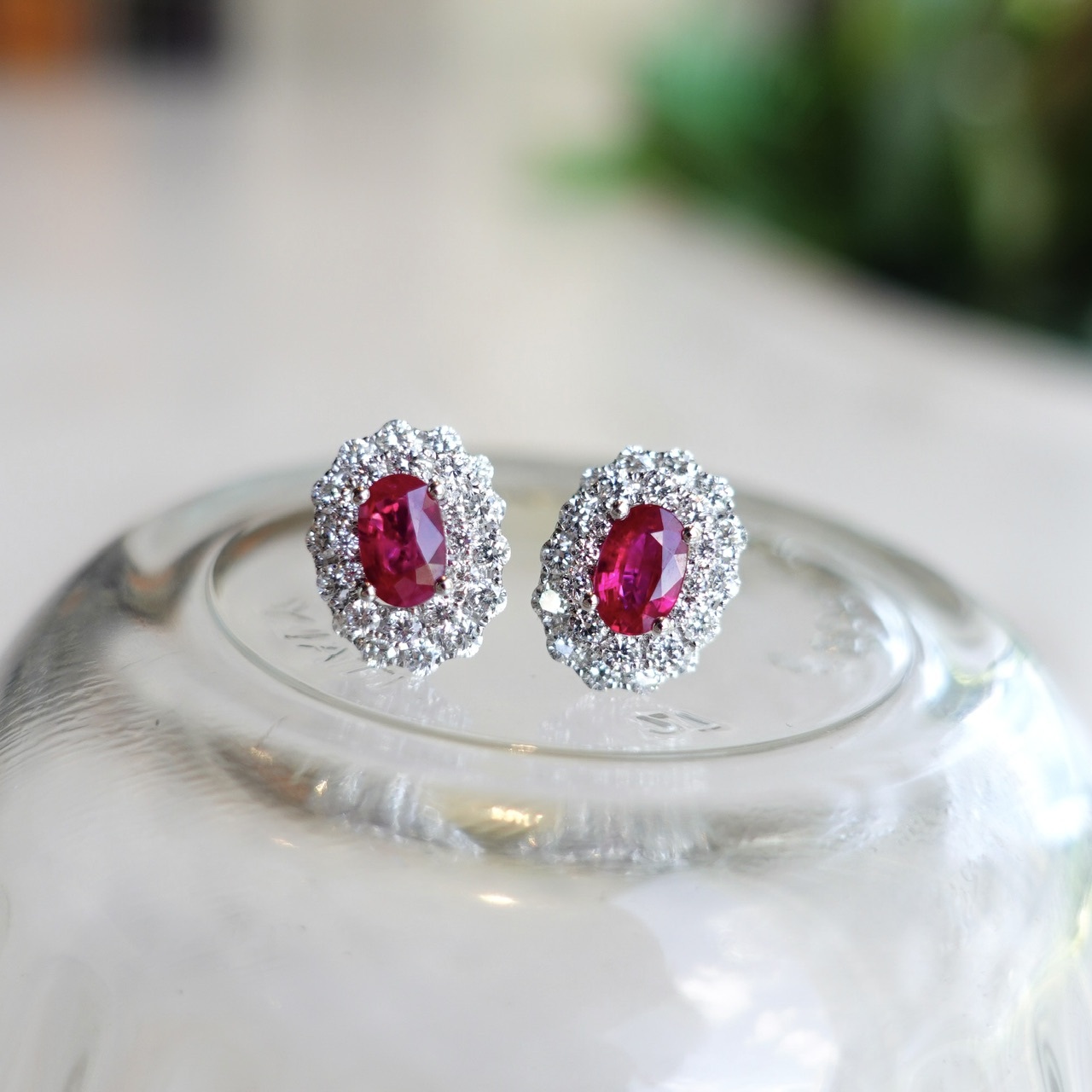 18K金天然緬甸紅寶石鑽石耳釘-橢圓形 (帶寶石證書)