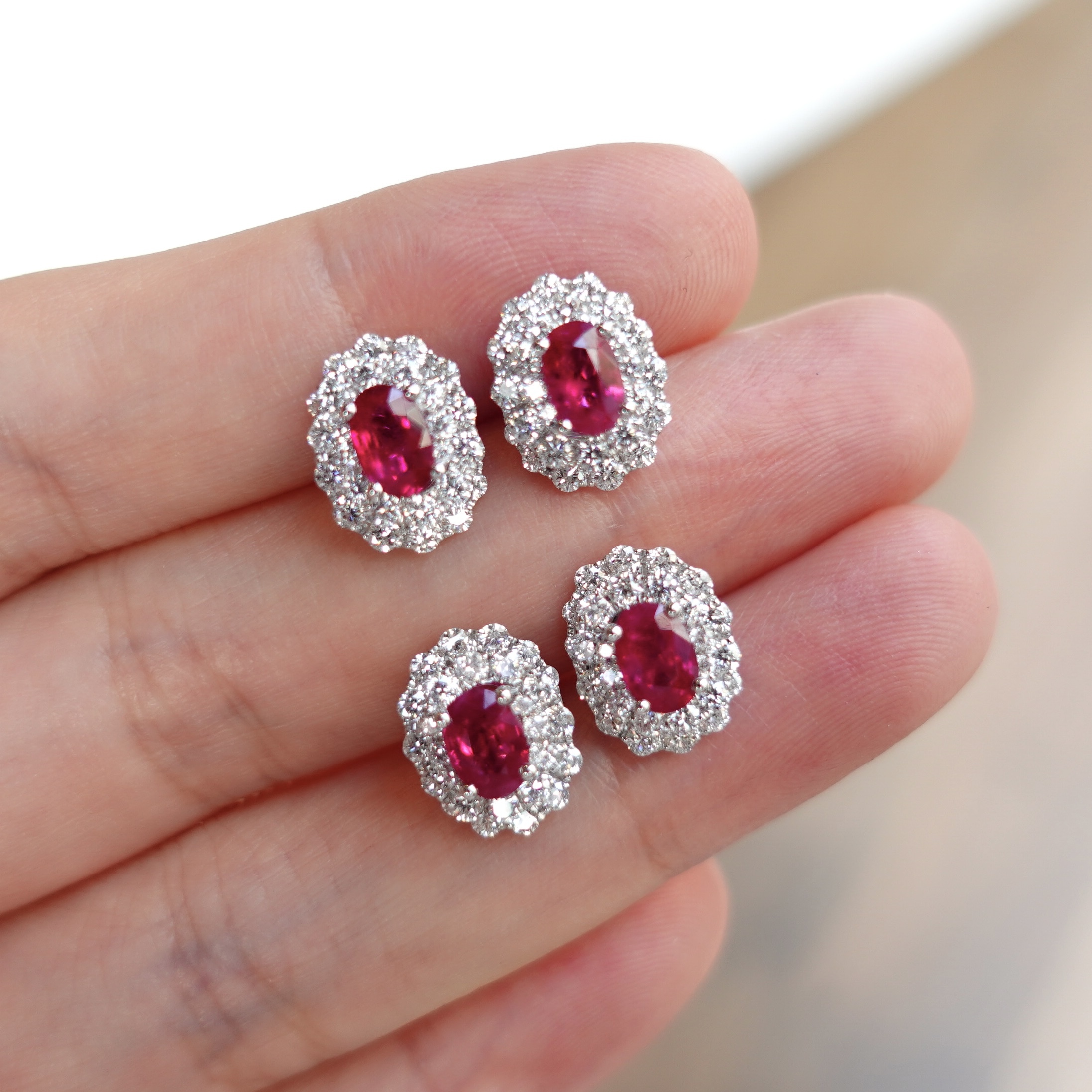 18K金天然緬甸紅寶石鑽石耳釘-橢圓形 (帶寶石證書)