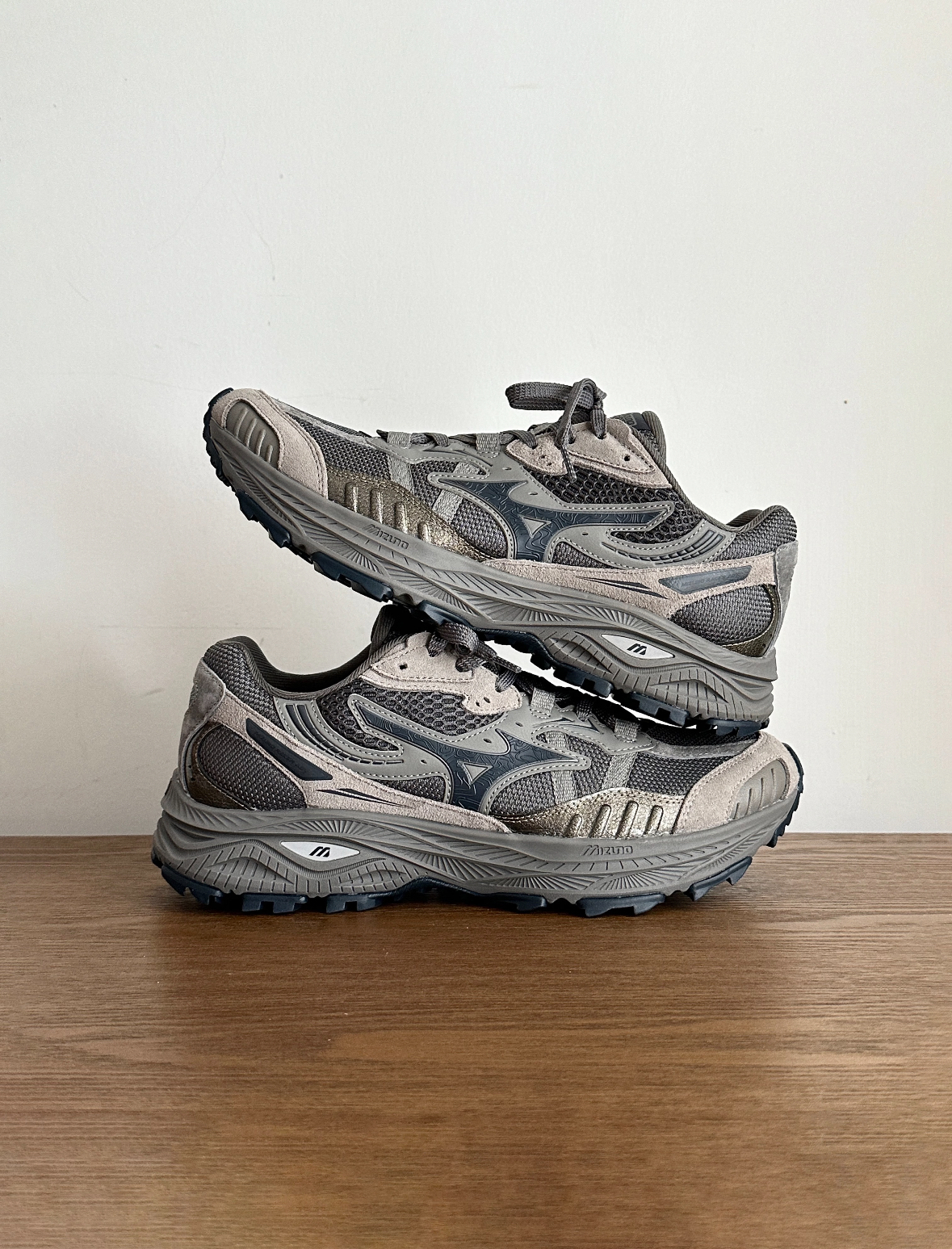 【代購】Mizuno Racer ADV “Grey Silver” 機能慢跑鞋 復古灰銀