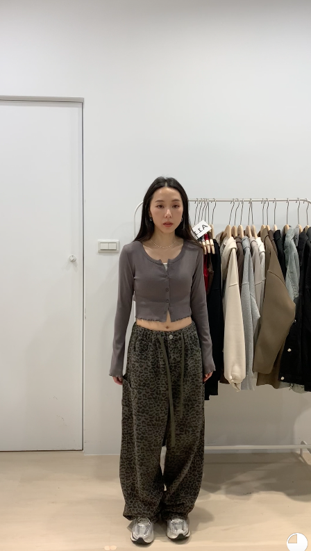(現貨)你絕對會包色！偷辣一下的QQ捲邊圓領排釦上衣/小罩衫 2ways_307