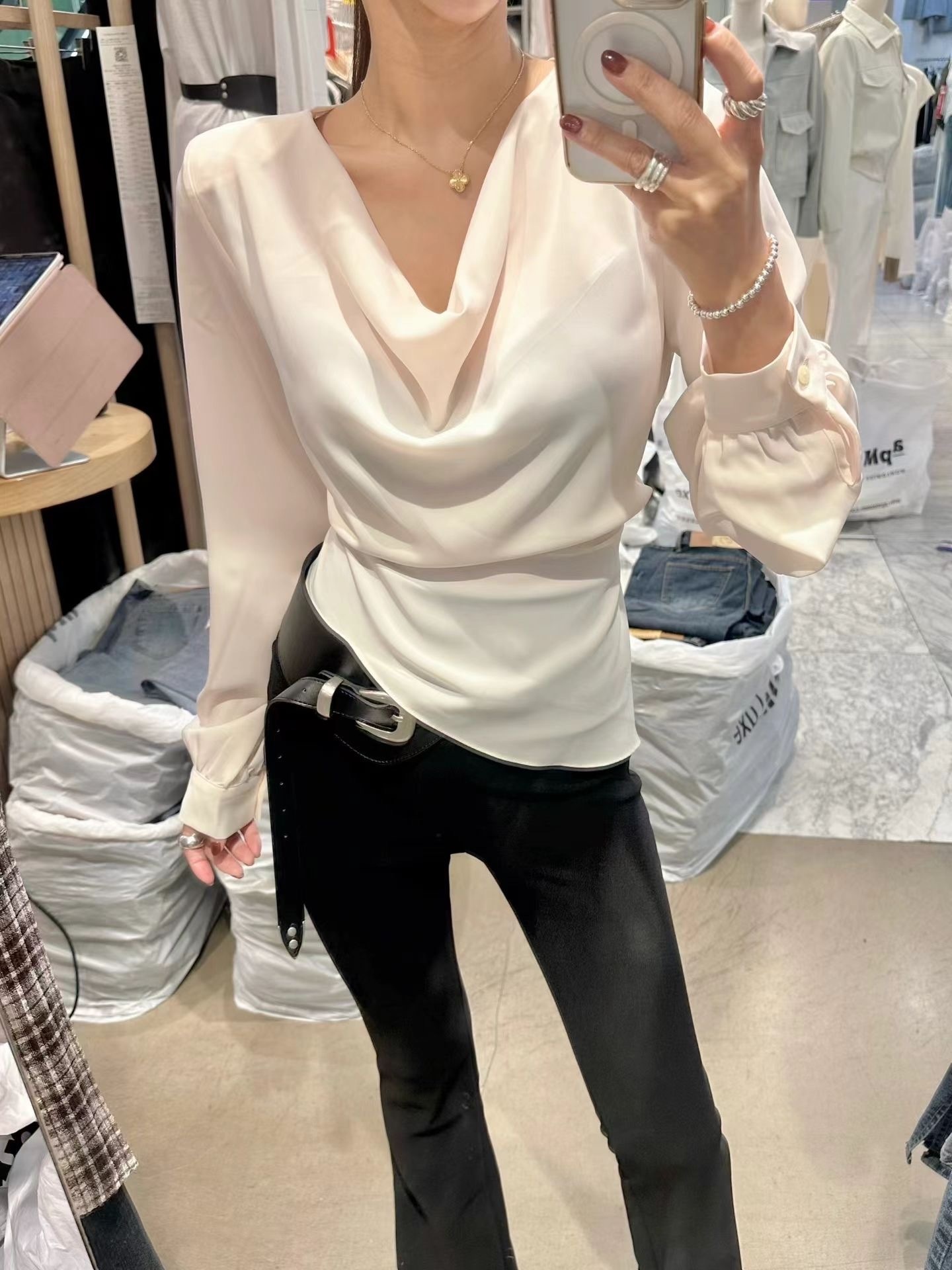 秋葉晚淩 (上衣+下身)