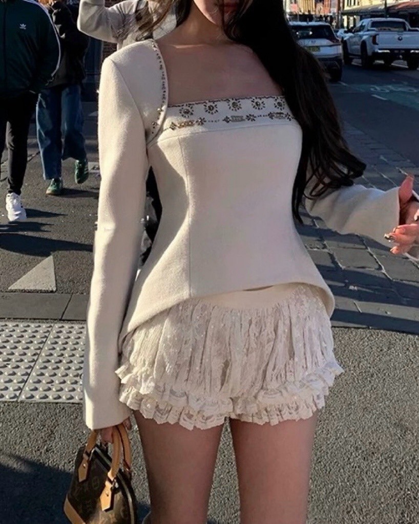 設計師家奶油白手工釘珠香風毛呢收腰上衣+亮片蕾絲花瓣花苞短褲